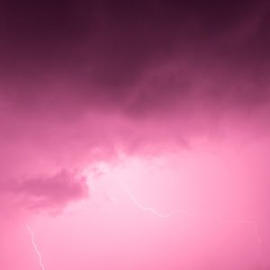 orage saisonnier avec le soleil et les nuages