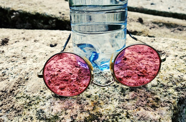 Une bouteille d'eau et des lunettes de soleil